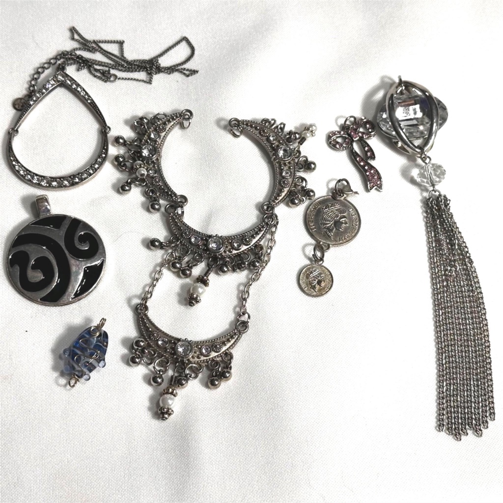 Beautiful Pendants Silver Tone Queen Elizabeth Lampwork Tasseled Gothic Boho